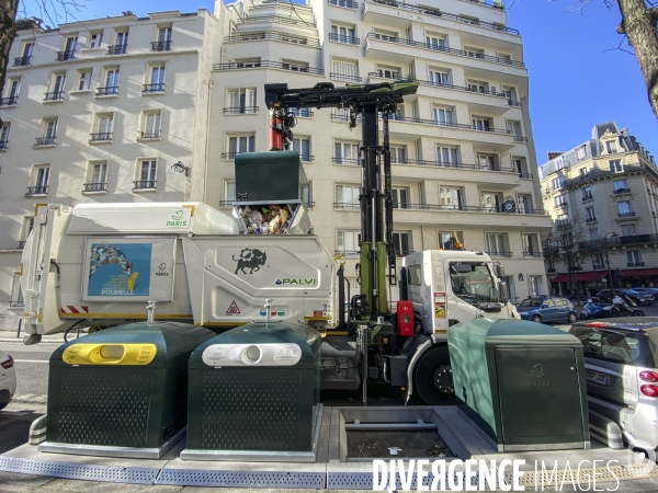 Un camion derichebourg enleve des dechets menagers dans une station trilib dans paris