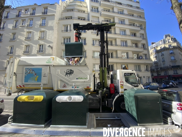 Un camion derichebourg enleve des dechets menagers dans une station trilib dans paris