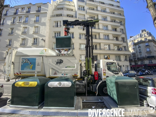 Un camion derichebourg enleve des dechets menagers dans une station trilib dans paris