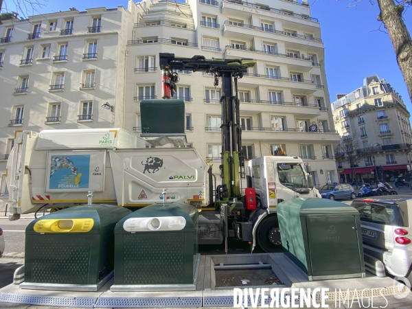 Un camion derichebourg enleve des dechets menagers dans une station trilib dans paris