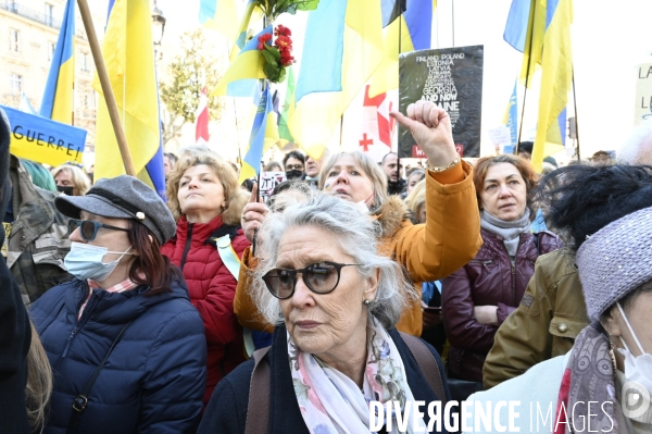 Guerre en UKRAINE. Rassemblement à Paris contre l invasion RUSSE en UKRAINE. Le 27.02.2022. Conflict in Ukraine. People protest against Russia s military invasion of Ukraine.