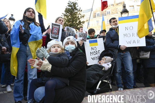 Guerre en UKRAINE. Rassemblement à Paris contre l invasion RUSSE en UKRAINE. Le 27.02.2022. Conflict in Ukraine. People protest against Russia s military invasion of Ukraine.