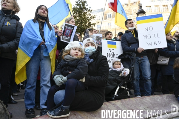 Guerre en UKRAINE. Rassemblement à Paris contre l invasion RUSSE en UKRAINE. Le 27.02.2022. Conflict in Ukraine. People protest against Russia s military invasion of Ukraine.