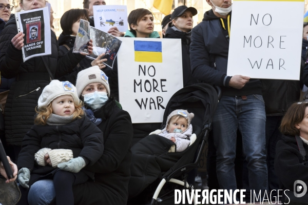 Guerre en UKRAINE. Rassemblement à Paris contre l invasion RUSSE en UKRAINE. Le 27.02.2022. Conflict in Ukraine. People protest against Russia s military invasion of Ukraine.