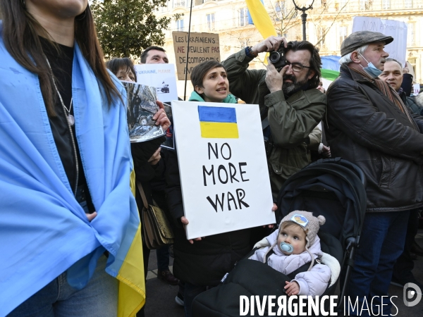 Guerre en UKRAINE. Rassemblement à Paris contre l invasion RUSSE en UKRAINE. Le 27.02.2022. Conflict in Ukraine. People protest against Russia s military invasion of Ukraine.