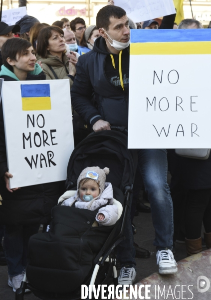 Guerre en UKRAINE. Rassemblement à Paris contre l invasion RUSSE en UKRAINE. Le 27.02.2022. Conflict in Ukraine. People protest against Russia s military invasion of Ukraine.