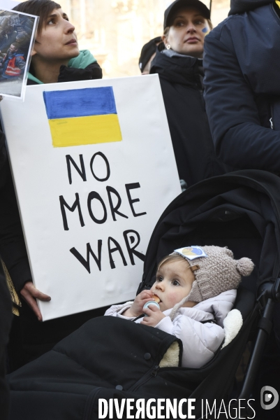 Guerre en UKRAINE. Rassemblement à Paris contre l invasion RUSSE en UKRAINE. Le 27.02.2022. Conflict in Ukraine. People protest against Russia s military invasion of Ukraine.