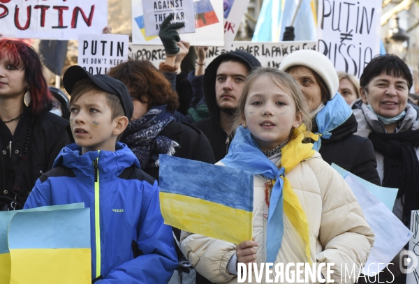 Guerre en UKRAINE. Rassemblement à Paris contre l invasion RUSSE en UKRAINE. Le 27.02.2022. Conflict in Ukraine. People protest against Russia s military invasion of Ukraine.