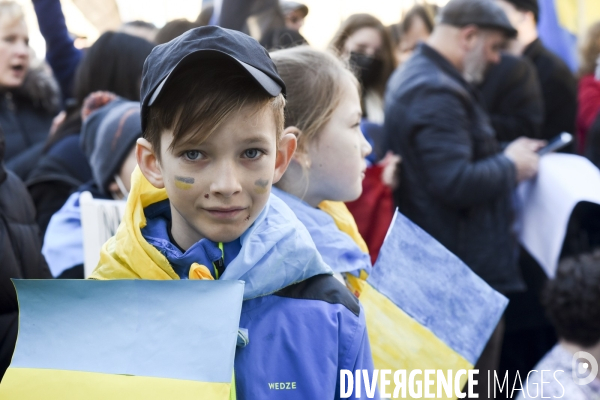 Guerre en UKRAINE. Rassemblement à Paris contre l invasion RUSSE en UKRAINE. Le 27.02.2022. Conflict in Ukraine. People protest against Russia s military invasion of Ukraine.