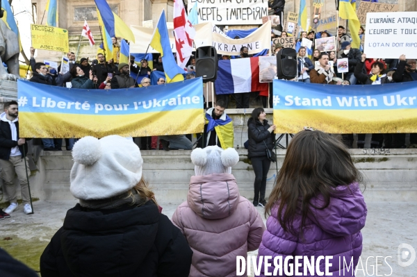 Guerre en UKRAINE. Rassemblement à Paris contre l invasion RUSSE en UKRAINE. Le 27.02.2022. Conflict in Ukraine. People protest against Russia s military invasion of Ukraine.