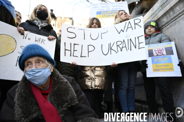 Guerre en UKRAINE. Rassemblement à Paris contre l invasion RUSSE en UKRAINE. Le 27.02.2022. Conflict in Ukraine. People protest against Russia s military invasion of Ukraine.