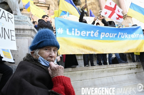 Guerre en UKRAINE. Rassemblement à Paris contre l invasion RUSSE en UKRAINE. Le 27.02.2022. Conflict in Ukraine. People protest against Russia s military invasion of Ukraine.