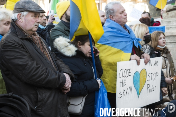 Guerre en UKRAINE. Rassemblement à Paris contre l invasion RUSSE en UKRAINE. Le 27.02.2022. Conflict in Ukraine. People protest against Russia s military invasion of Ukraine.