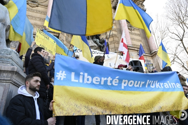 Guerre en UKRAINE. Rassemblement à Paris contre l invasion RUSSE en UKRAINE. Le 27.02.2022. Conflict in Ukraine. People protest against Russia s military invasion of Ukraine.