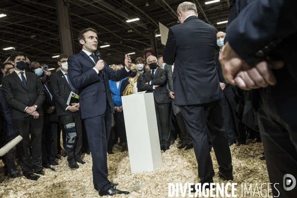 Emmanuel Macron inaugure le Salon International de l Agriculture.