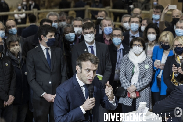 Emmanuel Macron inaugure le Salon International de l Agriculture.