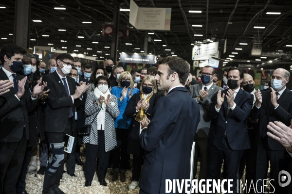 Emmanuel Macron inaugure le Salon International de l Agriculture.