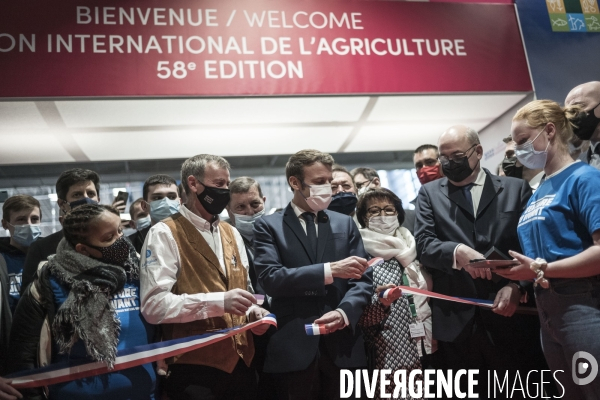 Emmanuel Macron inaugure le Salon International de l Agriculture.