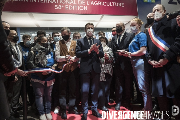 Emmanuel Macron inaugure le Salon International de l Agriculture.