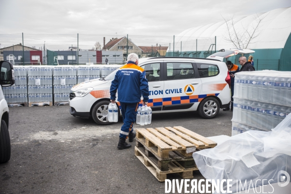 Distribution d eau en bouteilles a pont-saint-maxence suite a une pollution bacterienne dans l eau du robinet.