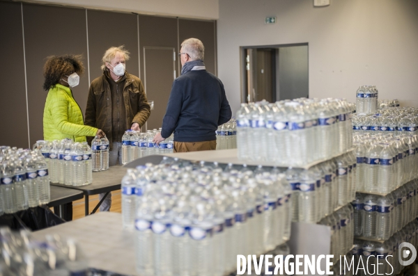 Distribution d eau en bouteilles a pont-saint-maxence suite a une pollution bacterienne dans l eau du robinet.