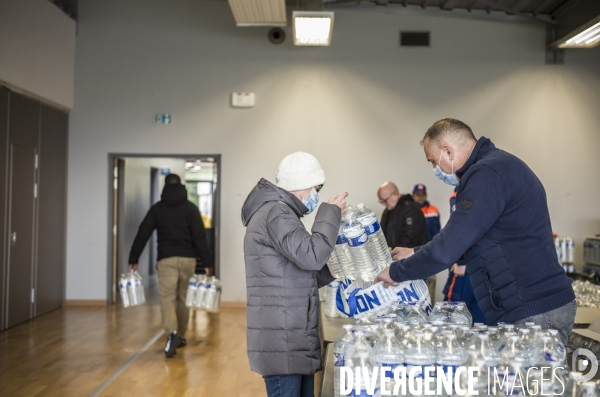 Distribution d eau en bouteilles a pont-saint-maxence suite a une pollution bacterienne dans l eau du robinet.