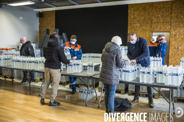 Distribution d eau en bouteilles a pont-saint-maxence suite a une pollution bacterienne dans l eau du robinet.