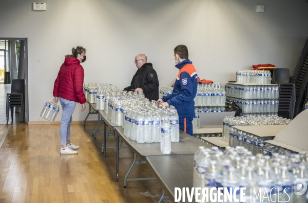 Distribution d eau en bouteilles a pont-saint-maxence suite a une pollution bacterienne dans l eau du robinet.