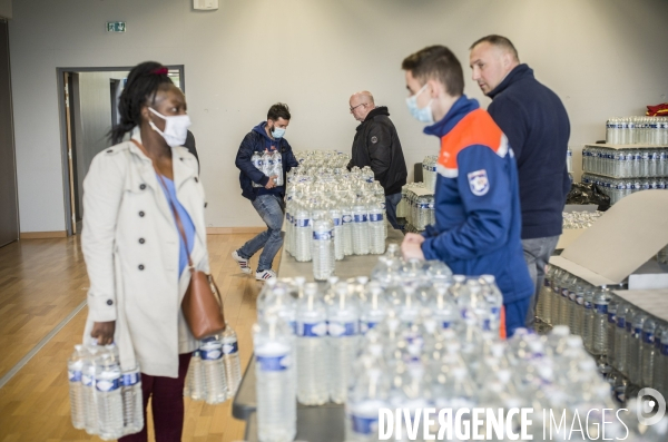 Distribution d eau en bouteilles a pont-saint-maxence suite a une pollution bacterienne dans l eau du robinet.