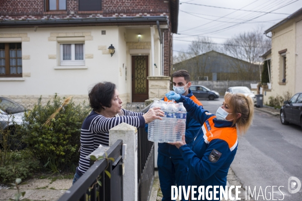 Distribution d eau en bouteilles a pont-saint-maxence suite a une pollution bacterienne dans l eau du robinet.