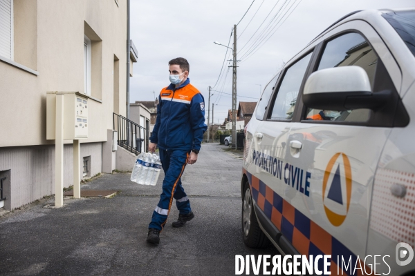 Distribution d eau en bouteilles a pont-saint-maxence suite a une pollution bacterienne dans l eau du robinet.