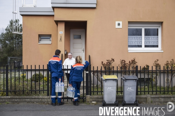 Distribution d eau en bouteilles a pont-saint-maxence suite a une pollution bacterienne dans l eau du robinet.