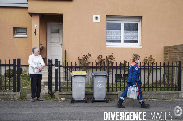 Distribution d eau en bouteilles a pont-saint-maxence suite a une pollution bacterienne dans l eau du robinet.