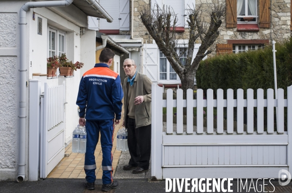 Distribution d eau en bouteilles a pont-saint-maxence suite a une pollution bacterienne dans l eau du robinet.