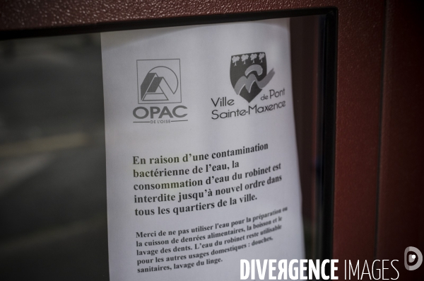 Distribution d eau en bouteilles a pont-saint-maxence suite a une pollution bacterienne dans l eau du robinet.