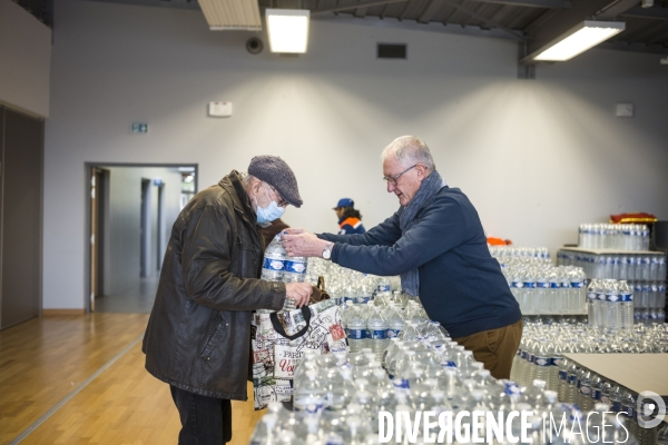 Distribution d eau en bouteilles a pont-saint-maxence suite a une pollution bacterienne dans l eau du robinet.