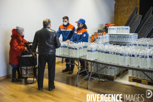 Distribution d eau en bouteilles a pont-saint-maxence suite a une pollution bacterienne dans l eau du robinet.