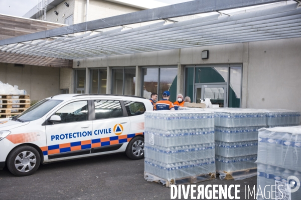 Distribution d eau en bouteilles a pont-saint-maxence suite a une pollution bacterienne dans l eau du robinet.