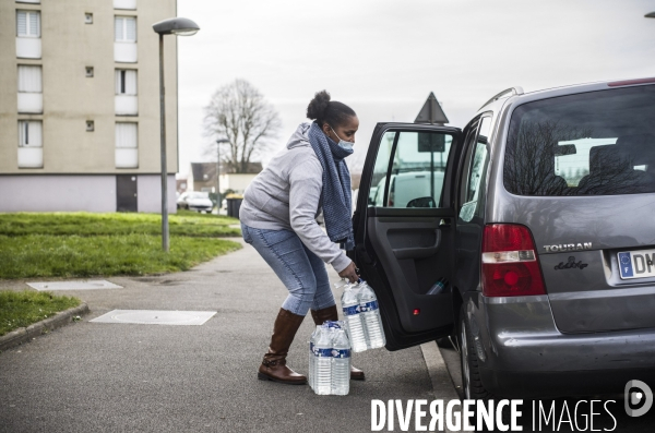 Distribution d eau en bouteilles a pont-saint-maxence suite a une pollution bacterienne dans l eau du robinet.