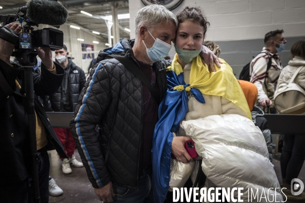 Arrivée de réfugiés ukrainiens à l aéroport de Beauvais.