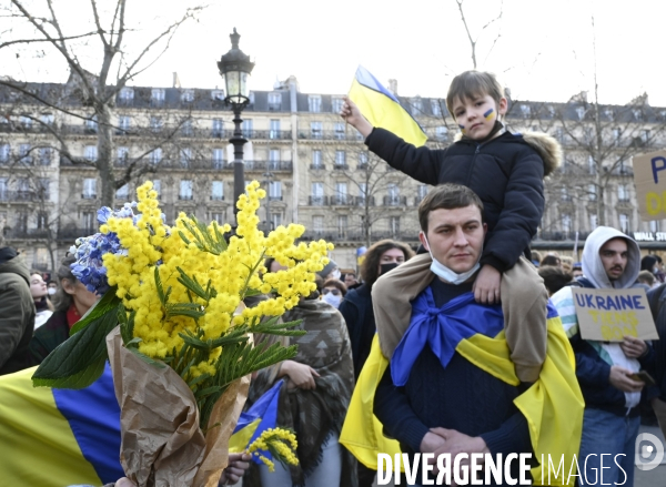 Guerre en UKRAINE. Les enfants au rassemblement pour la paix, à Paris. Contre l invasion RUSSE en UKRAINE. Le 05.03.2022. Conflict in Ukraine. People protest against Russia s military invasion of Ukraine.