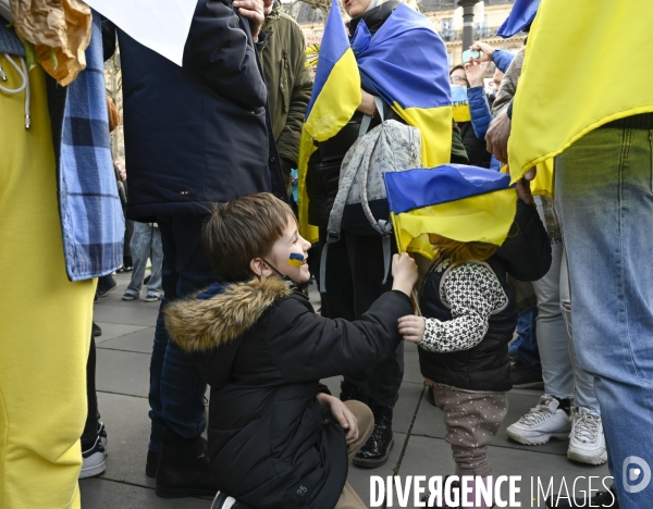 Guerre en UKRAINE. Les enfants au rassemblement pour la paix, à Paris. Contre l invasion RUSSE en UKRAINE. Le 05.03.2022. Conflict in Ukraine. People protest against Russia s military invasion of Ukraine.