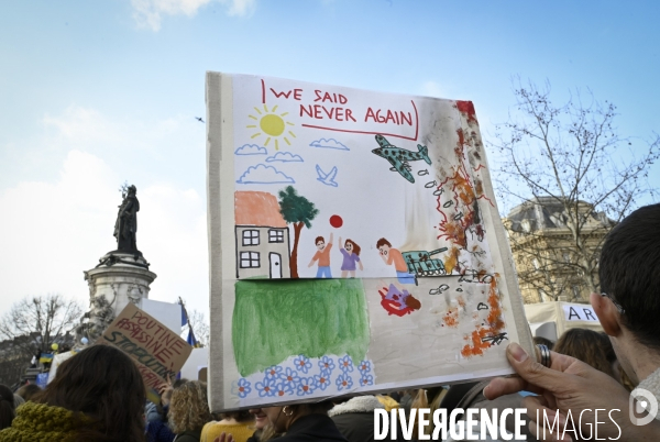 Guerre en UKRAINE. Les enfants au rassemblement pour la paix, à Paris. Contre l invasion RUSSE en UKRAINE. Le 05.03.2022. Conflict in Ukraine. People protest against Russia s military invasion of Ukraine.