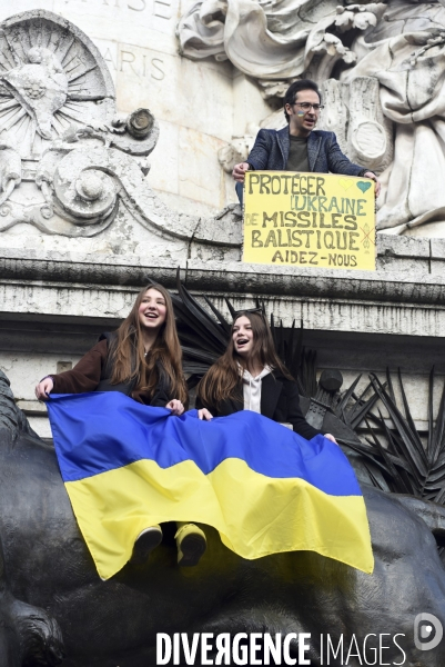 Guerre en UKRAINE. Les enfants au rassemblement pour la paix, à Paris. Contre l invasion RUSSE en UKRAINE. Le 05.03.2022. Conflict in Ukraine. People protest against Russia s military invasion of Ukraine.