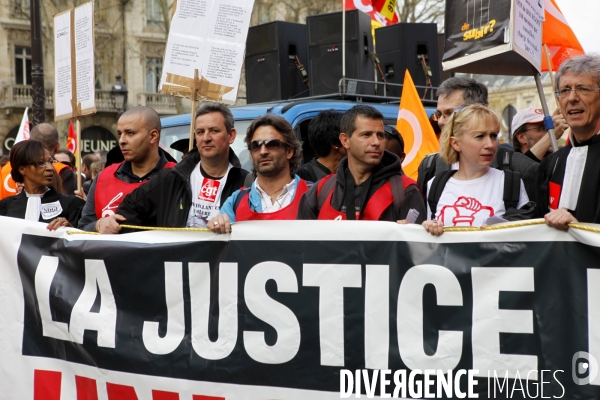 Plusieurs milliers de personnes, avocats, juristes, magistrats, personnels pénitentiaires, educateurs ont défilé à Paris pour dénoncer le manque de moyens de la justice