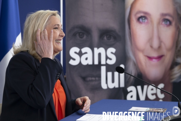 Conférence de presse de Marine Le PEN sur l école