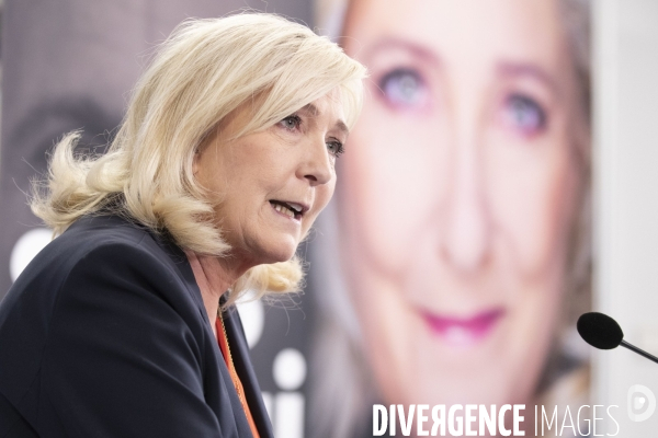 Conférence de presse de Marine Le PEN sur l école