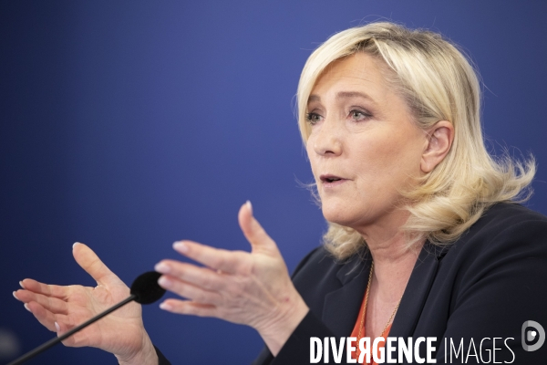 Conférence de presse de Marine Le PEN sur l école