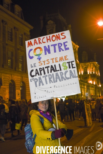 Marche de nuit féministe à Paris, pour les droits des femmes. la Journée internationale des droits des femmes, le 8 Mars 2022. International women sday in Paris.