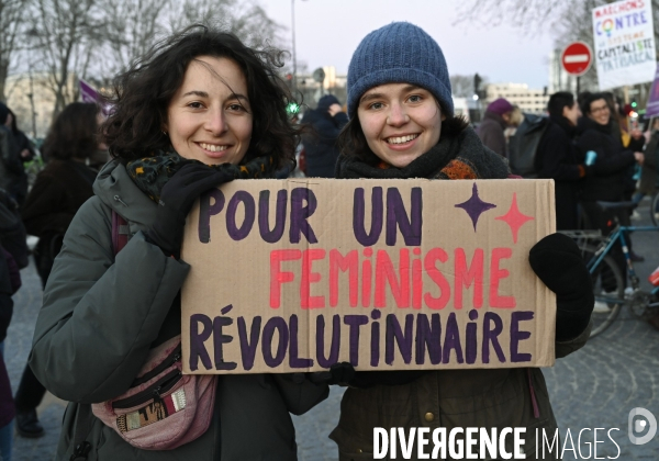 Marche de nuit féministe à Paris, pour les droits des femmes. la Journée internationale des droits des femmes, le 8 Mars 2022. International women sday in Paris.